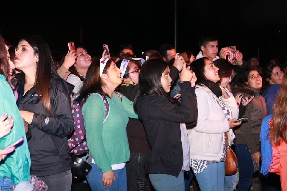 Más de 400 personas asistieron al show del cantante y compositor Mario Guerrero en la Plaza Bernardo O’Higgins de Panguipulli, culminando un mes lleno de actividades enmarcadas en el “Mes de la Mujer”.