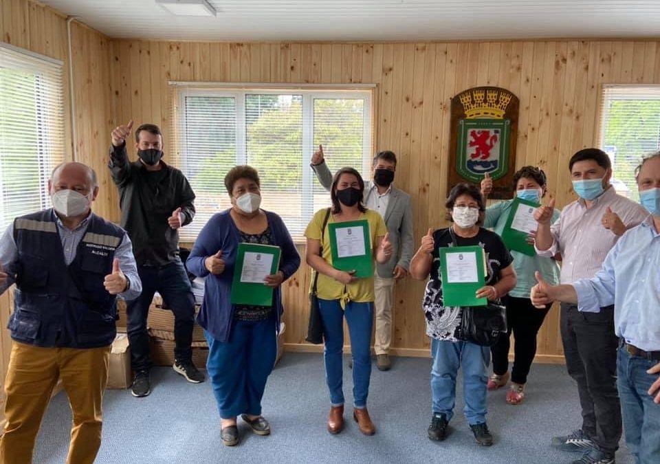 Vecinos reciben planos de regularización de sus propiedades