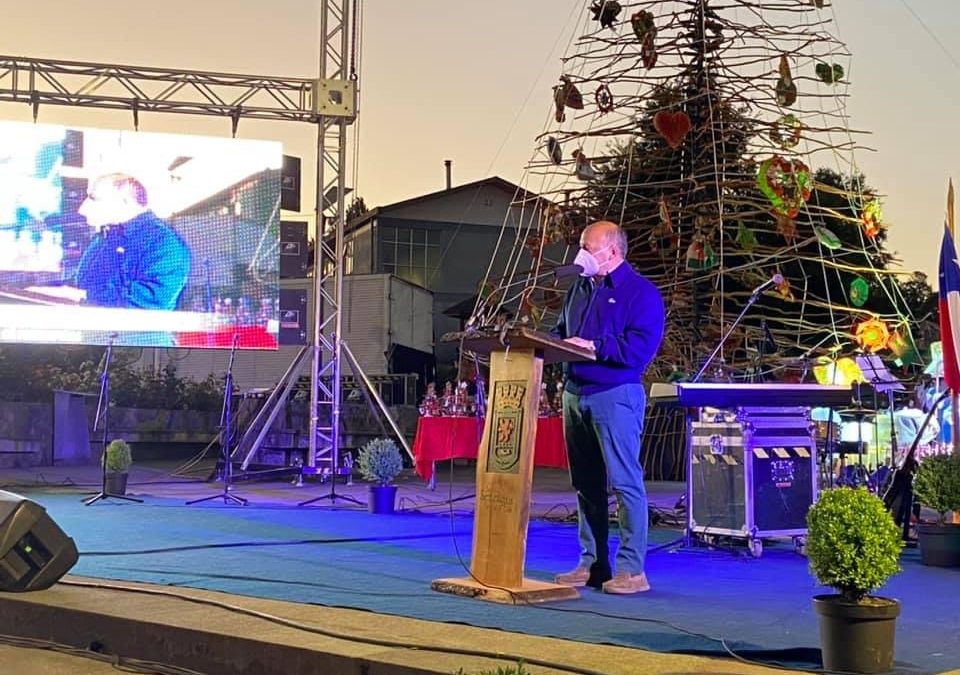 MUNICIPALIDAD DE PANGUIPULLI REALIZA POR QUINTO AÑO ENCENDIDO DEL ÁRBOL NAVIDEÑO “ILUMINA TU NAVIDAD” Y ENTREGARÁ 100 RÉPLICAS A FAMILIAS PANGUIPULLENSES