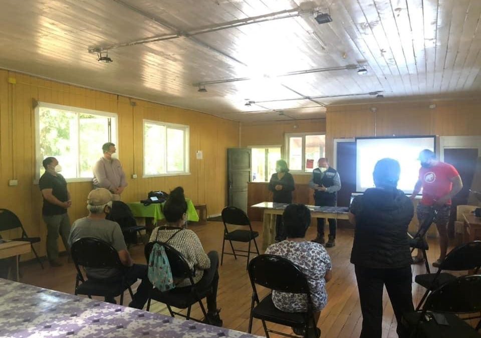 Alcalde Valdivia y dirigentes de Choshuenco se reunieron para resolver aspectos técnicos del sistema de drenaje que evitará el colapso de fosas sépticas en Villa La Esperanza