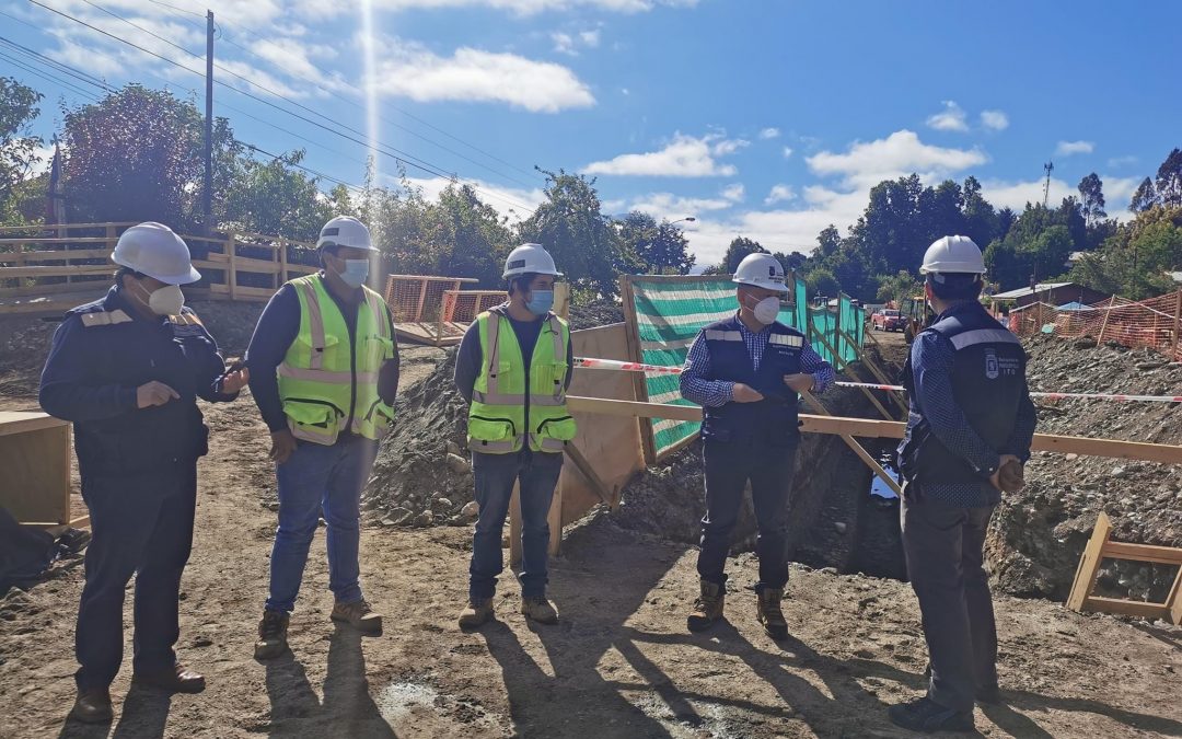 Alcalde Rodrigo Valdivia junto al equipo de Obras Municipales inspeccionaron el 12% de avance del Alcantarillado del sector Panguipulli Alto