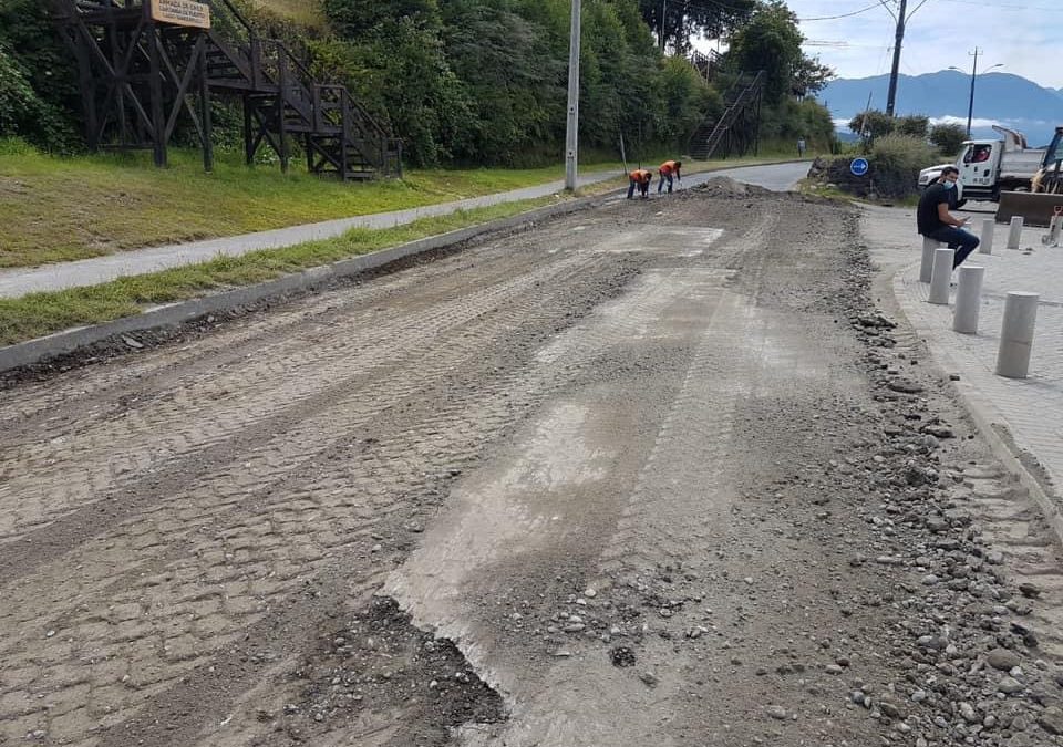 REALIZAN MANTENCIÓN DE CALLE COSTANERA DE PANGUIPULLI