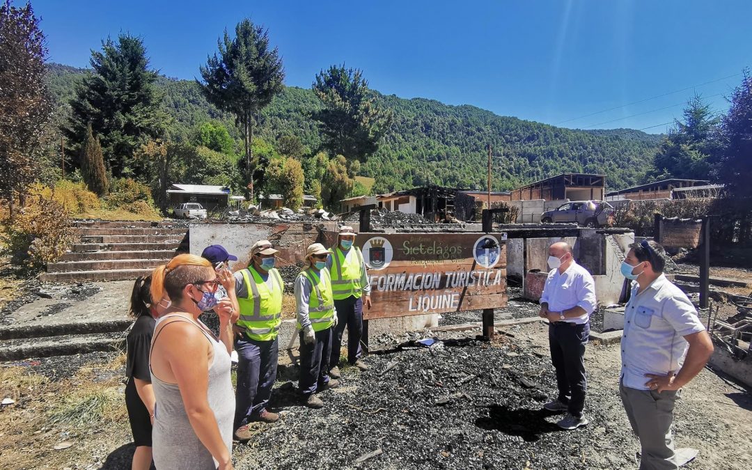 EN LIQUIÑE EQUIPOS MUNICIPALES REALIZAN LIMPIEZA DE ESCOMBROS DE LA CASONA MUNICIPAL Y SE INICIAN GESTIONES PARA RETOMAR ATENCIONES