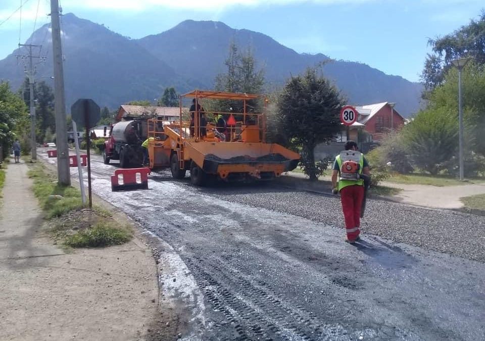 Comienzan a aplicar primera capa de asfalto en calle Calafquen de Coñaripe