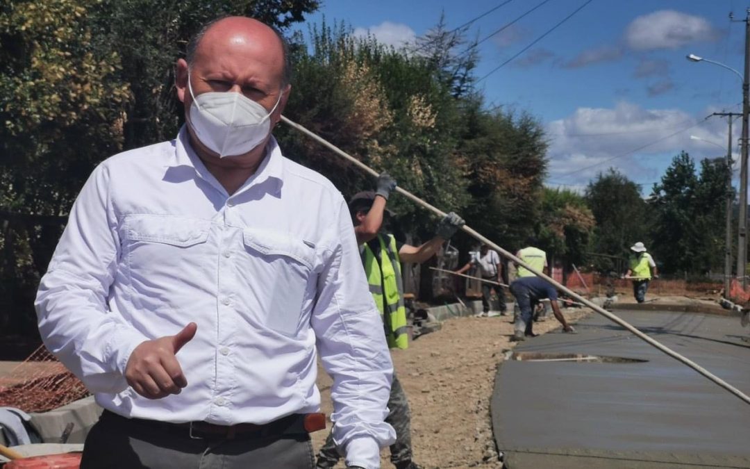 Alcalde Rodrigo Valdivia confirma pavimentación de 2 calles en Panguipulli y 3 en Melefquen