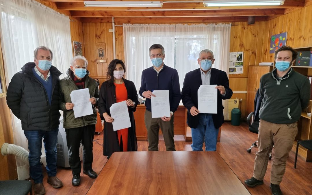 Municipalidad de Panguipulli y Corporación Municipal de Panguipulli firman convenio de colaboración