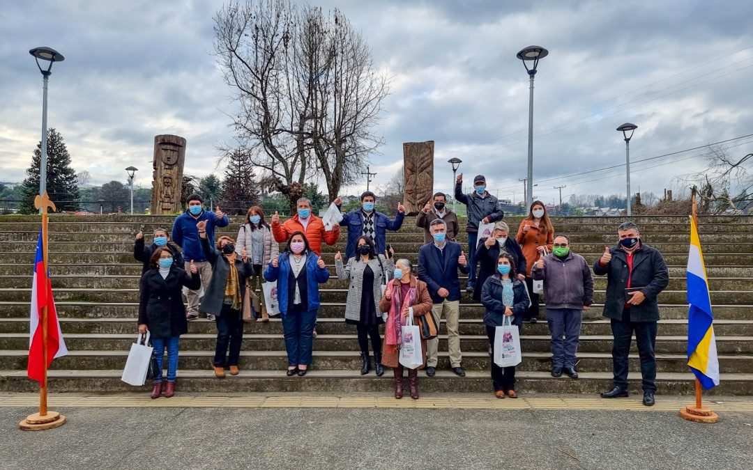 Municipalidad de Panguipulli reconoció a dirigentes sociales y firmó convenio con la Ufro para fortalecer su trabajo