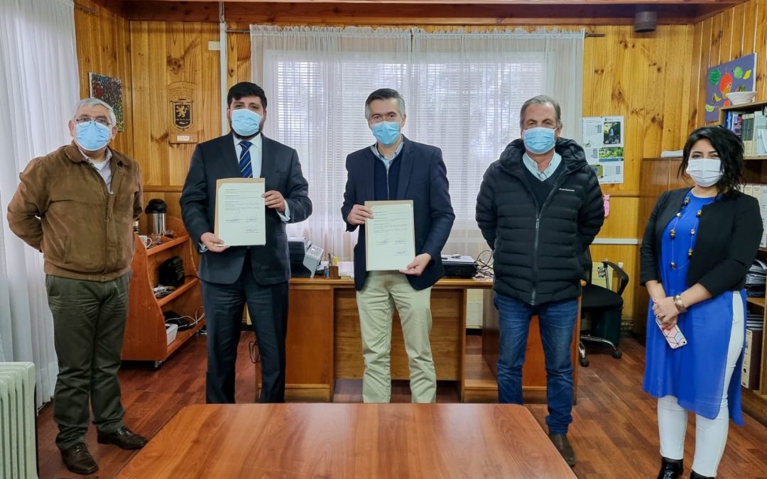 Corporación Municipal de Panguipulli y Contraloría General de La República firman inédito convenio