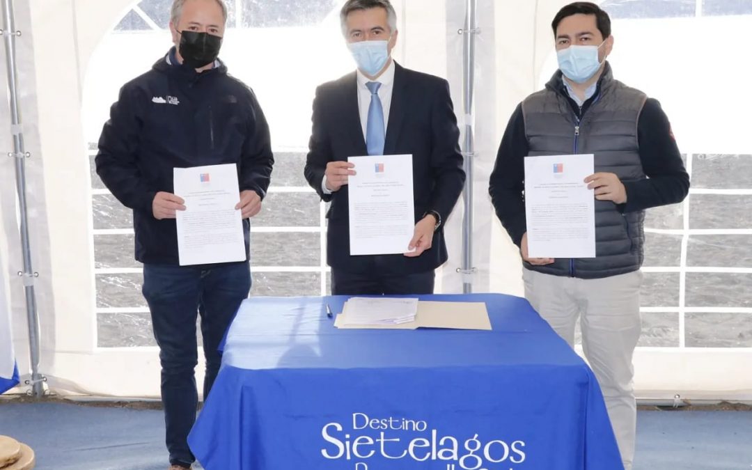 En Panguipulli firman convenio de colaboración para el uso y mantención de 7 miradores de las rutas CH-201 y CH-203