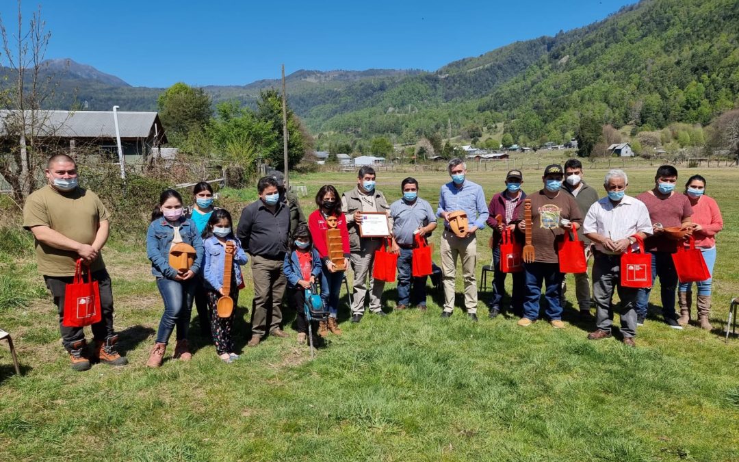 Alcalde de Panguipulli destacó trabajo de artesanos de Liquiñe y apoyo del Fosis