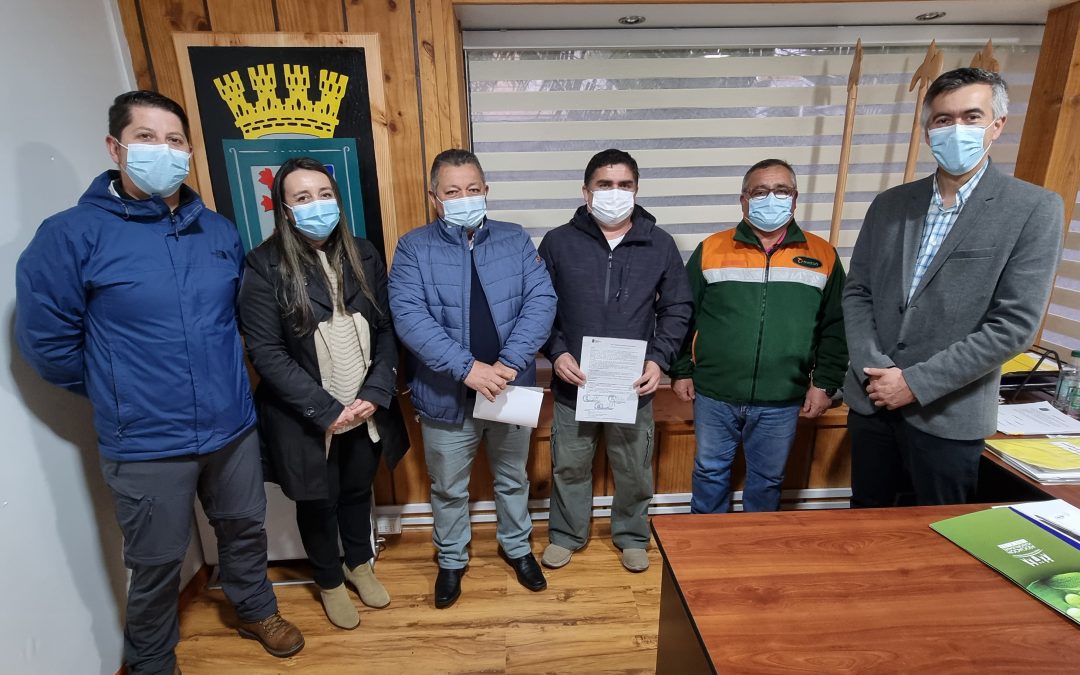 Alcalde de Panguipulli reconoce e informa ascenso a cuatro funcionarios