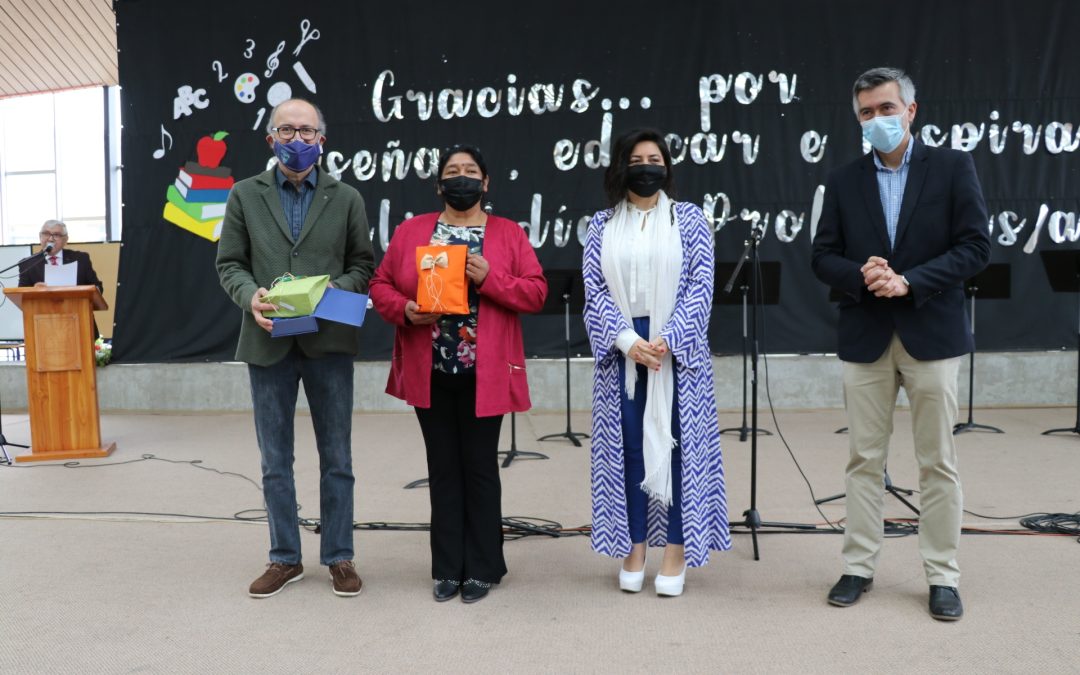 Corporación Municipal celebró Día del Profesor y reconoció a docentes por sus años de servicio