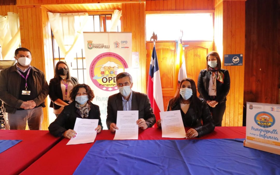 En Panguipulli firman convenio para mejorar políticas de infancia en la comuna