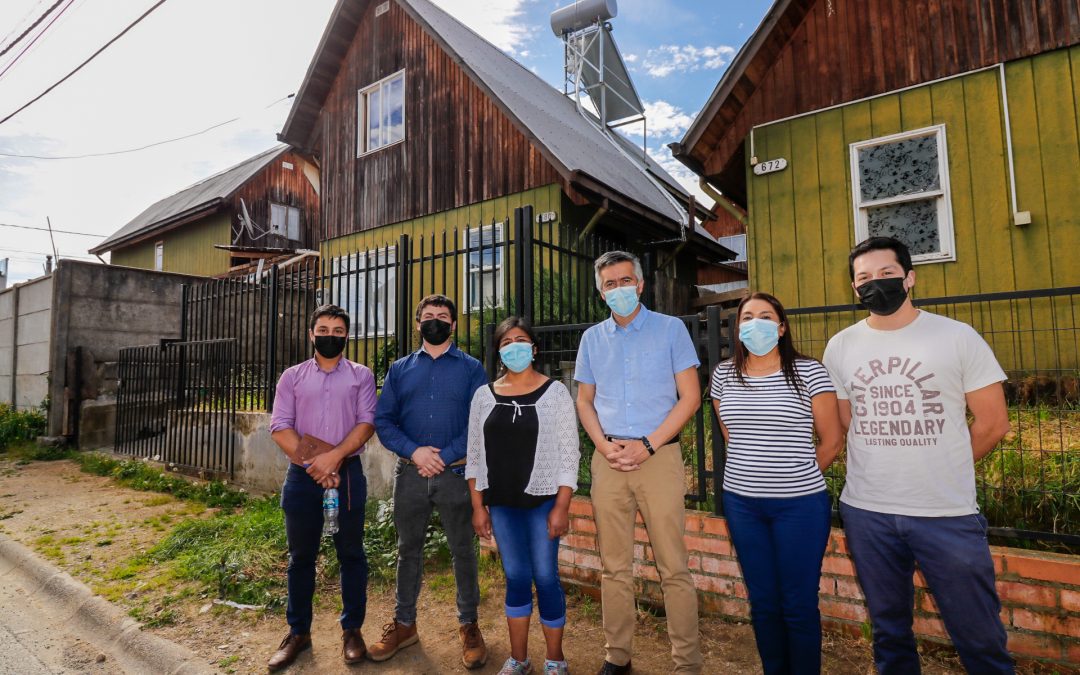 Familia de Panguipulli mejora su calidad de vida con subsidio de paneles solares térmicos