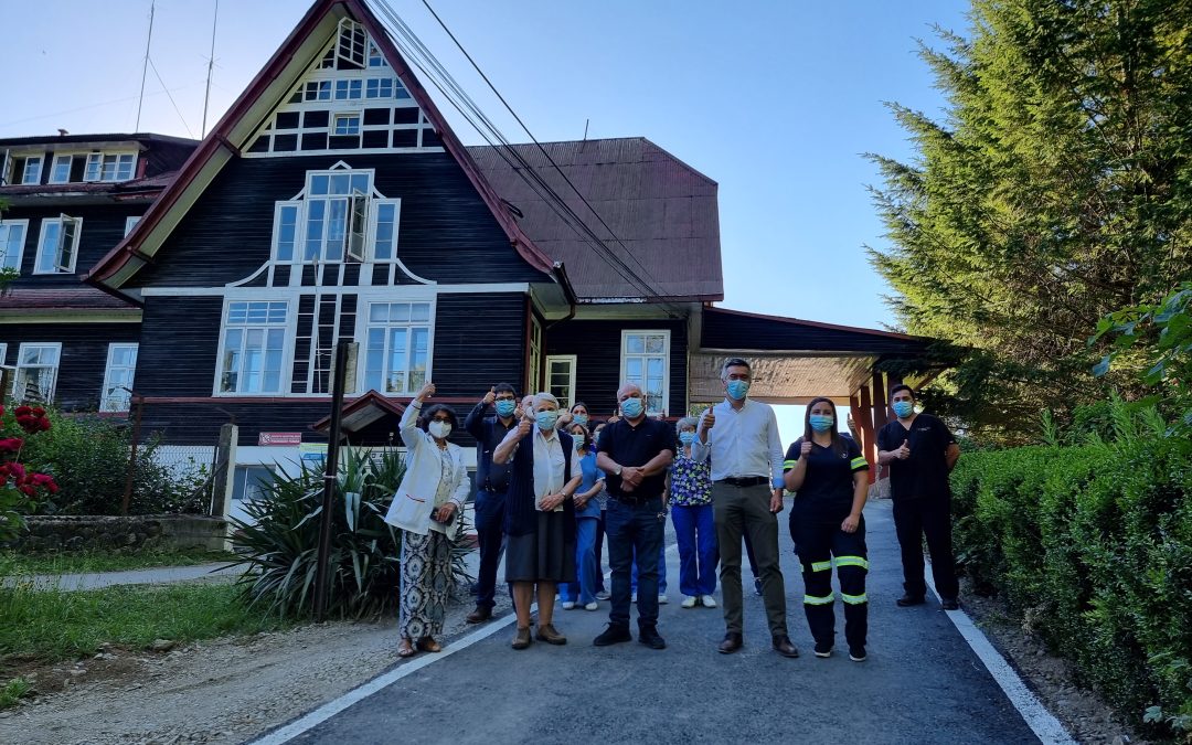 Municipalidad de Panguipulli entregó asfalto de acceso a Hospital Padre Bernabé de Lucerna