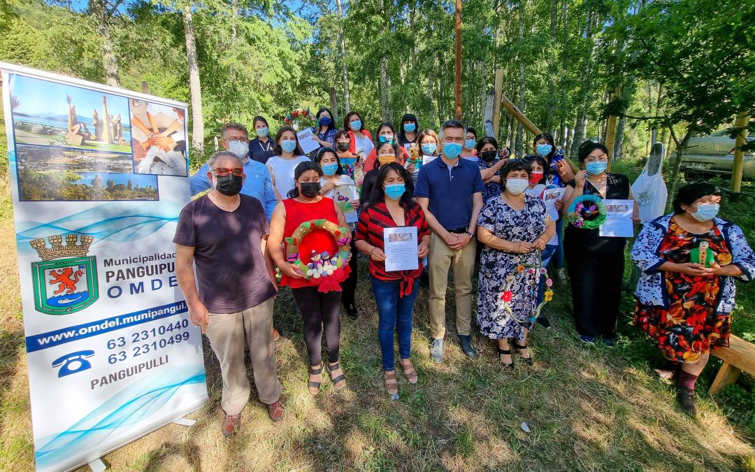 Mujeres de Coihueco se certifican en curso de telar y fieltro de la Municipalidad de Panguipulli