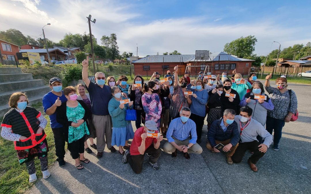 Ante solicitud de la Junta de Vecinos de la población Lolquellén Municipalidad de Panguipulli entregó 20 vales de gas