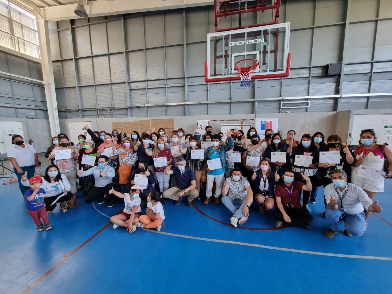 FOTO 08 GRUPAL CERTIFICACIÓN JEFAS DE HOGAR PANGUIPULLI.