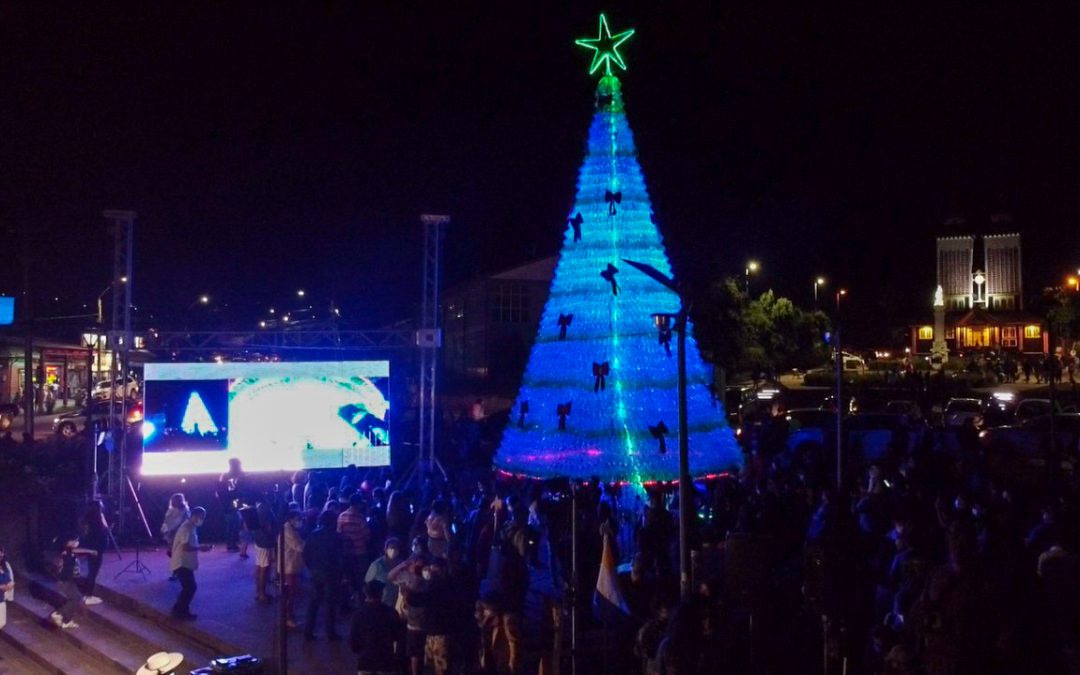 Municipalidad de Panguipulli encendió árbol navideño construido con más de 6 mil botellas recicladas