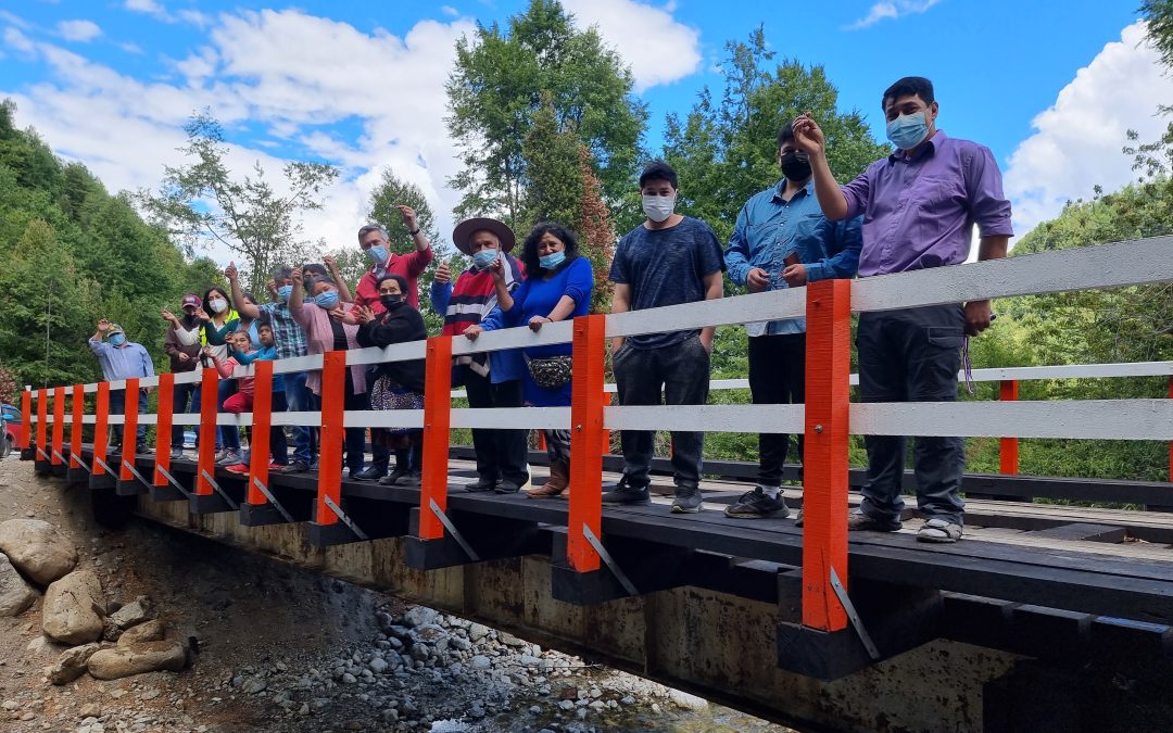 Municipalidad de Panguipulli mejora conectividad en Liquiñe con inauguración de puente en Charlin