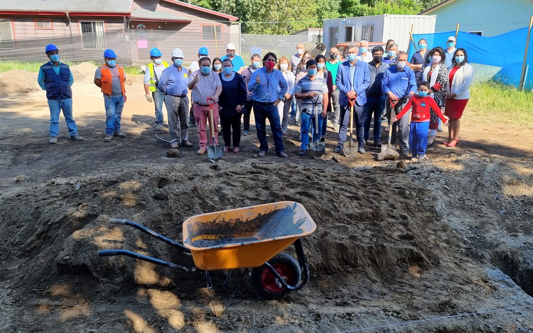 Municipalidad de Panguipulli pone primera piedra de patio techado en Escuela Rural Bocatoma