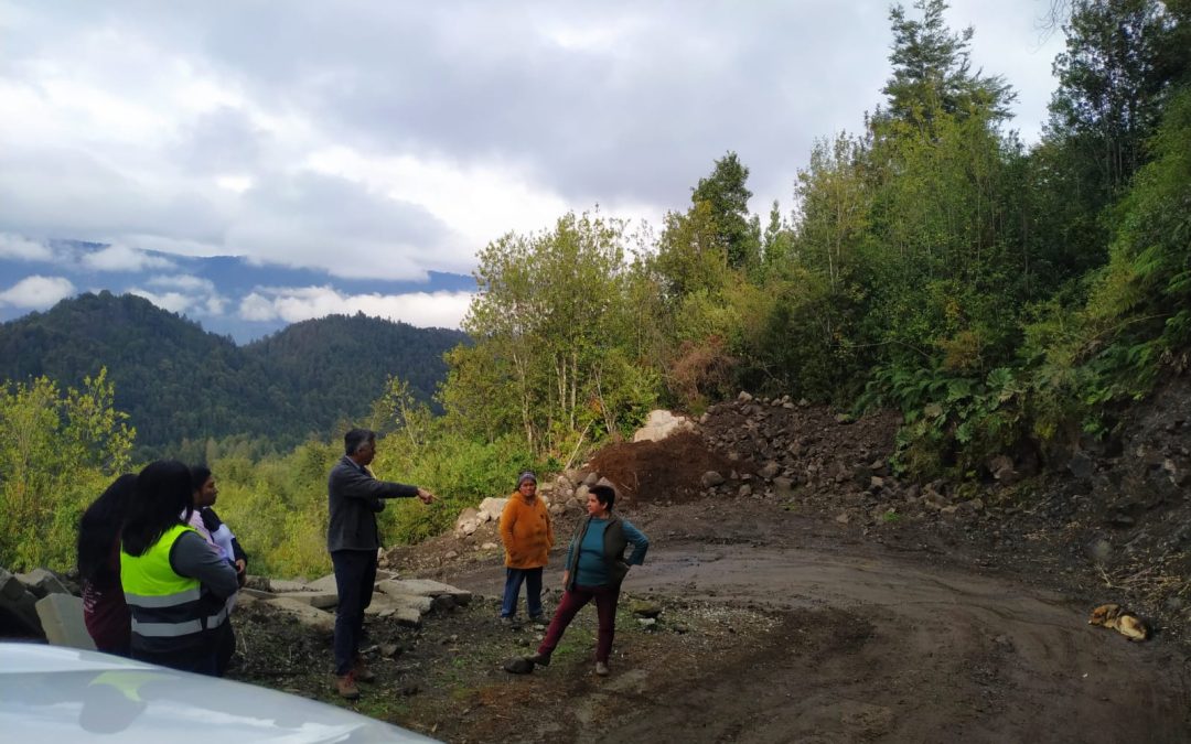 Alcalde de Panguipulli visitó obras de caminos rurales en Coñaripe y Pucura
