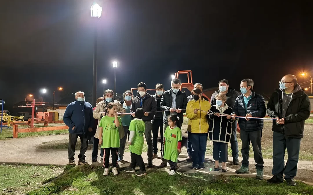 Inauguraron 13 luminarias ornamentales y tranqueras en plaza Lolquellén de Panguipulli