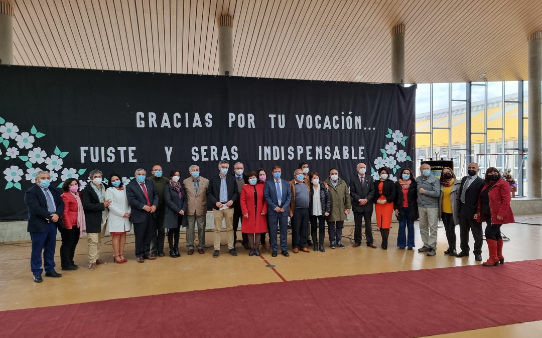 En emotiva ceremonia la Corporación Municipal de Panguipulli homenajeó y agradeció la labor de 10 profesores que se acogieron a retiro