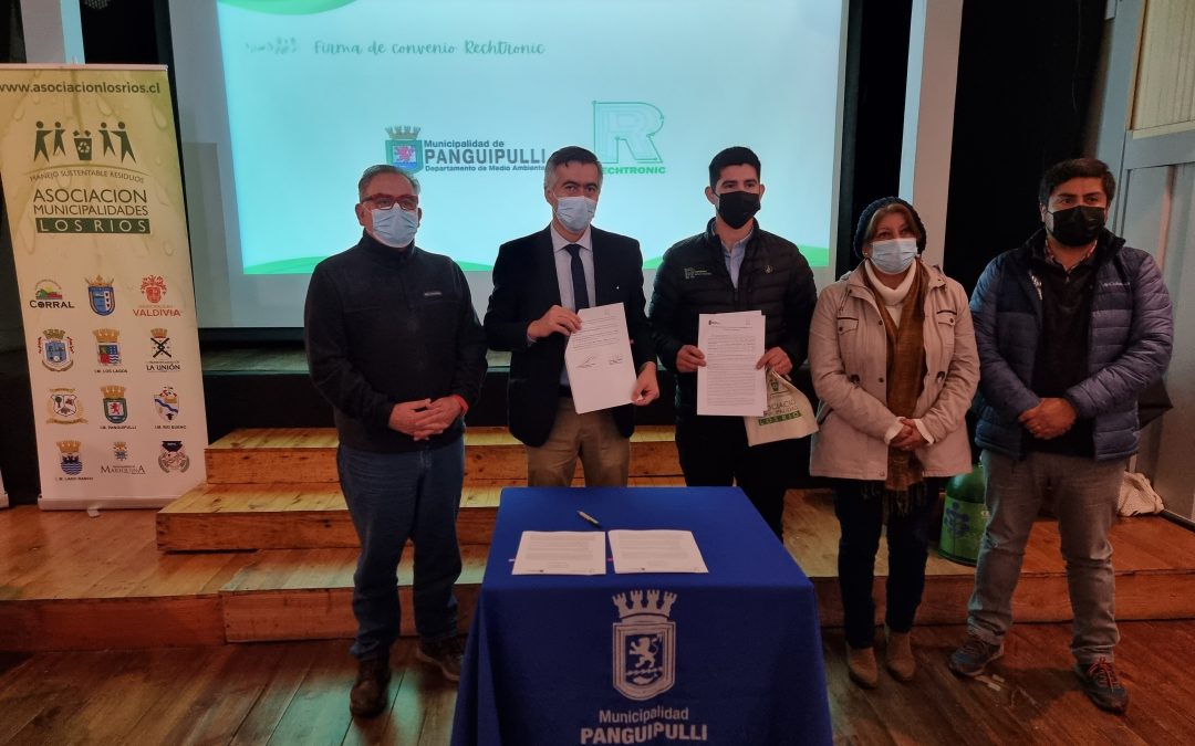 Municipalidad de Panguipulli firmó convenios para fortalecer trabajo de Reciclaje