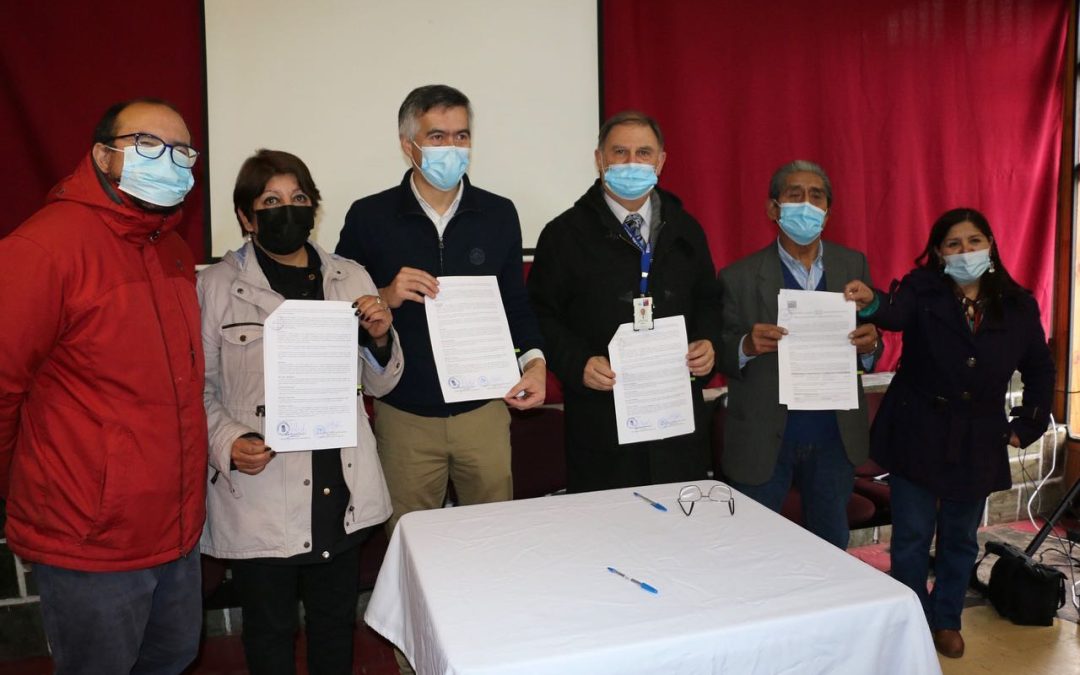 Alcalde Pedro Burgos firma convenio con Servicio de Salud de Valdivia para adquisición de ambulancia para Cecosf de Liquiñe