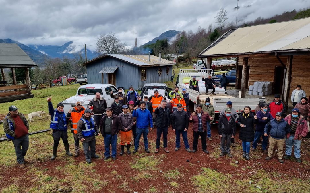 Municipalidad de Panguipulli comenzó entrega de concentrado para animales y cajas de mercadería a familias afectadas por intensas nevadas