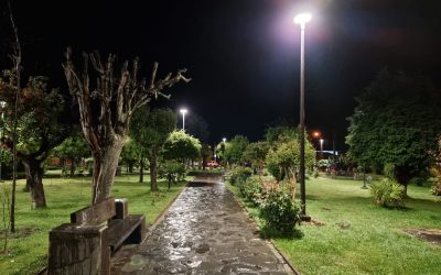 Municipalidad de Panguipulli instaló 21 luminarias led en la plaza de Coñaripe