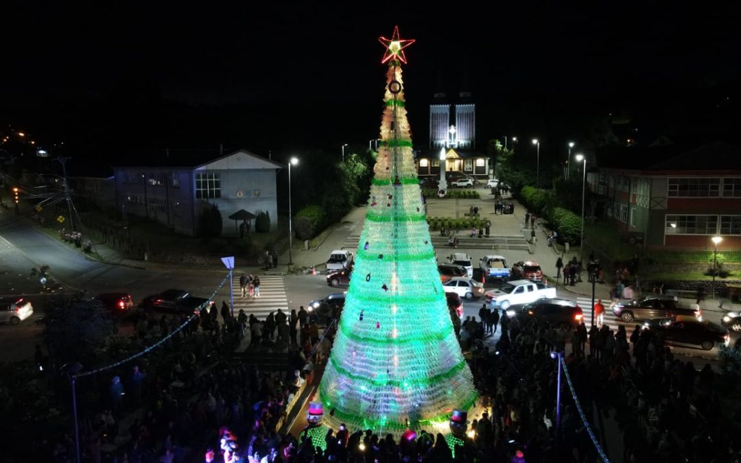 Municipalidad junto a la comunidad realizó el tradicional encendido del árbol de navidad en Panguipulli