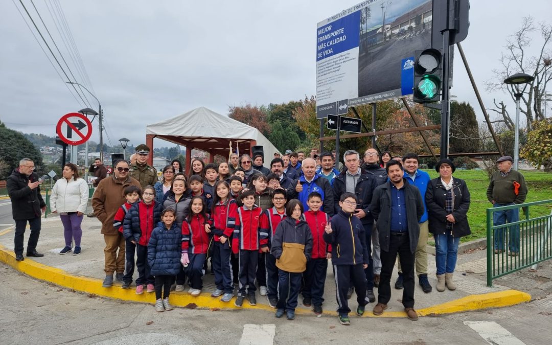 Panguipulli mejora la seguridad vial con la instalación de un nuevo semáforo en calle Etchegaray con Presidente Alessandri