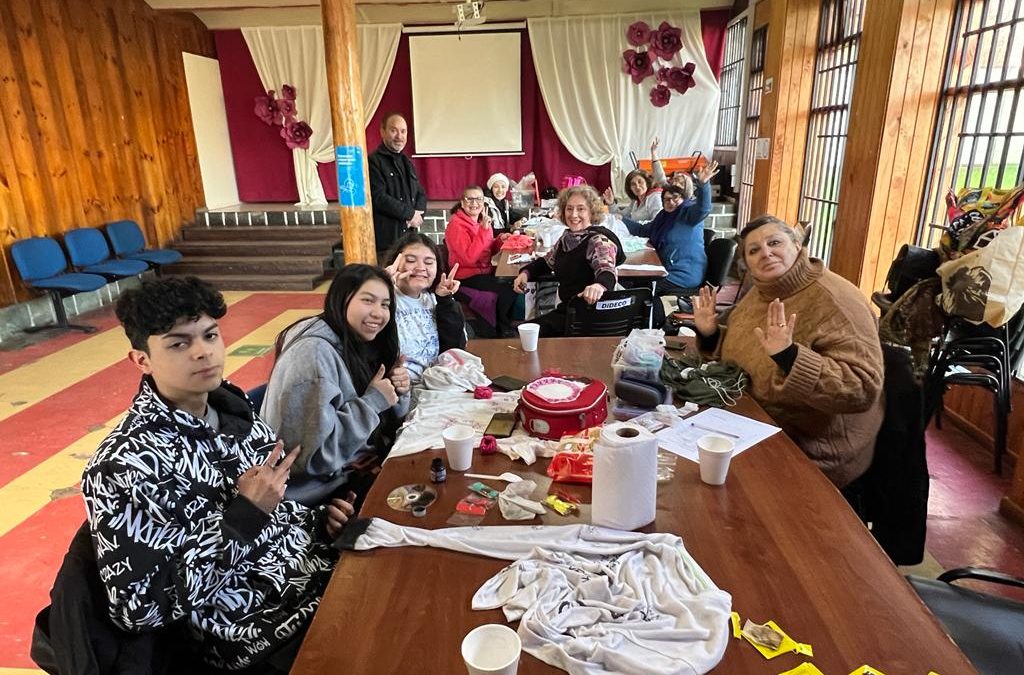 Municipalidad de Panguipulli realiza talleres de pintura en acrílico, pintura y reciclajes textil en el marco del proyecto «Plan de Gestión Multisectorial 2023” financiado por el Gobierno Regional de Los Ríos