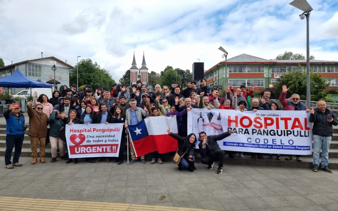 En plaza Arturo Prat comunidad manifiesta urgencia de Hospital Intercultural de Panguipulli