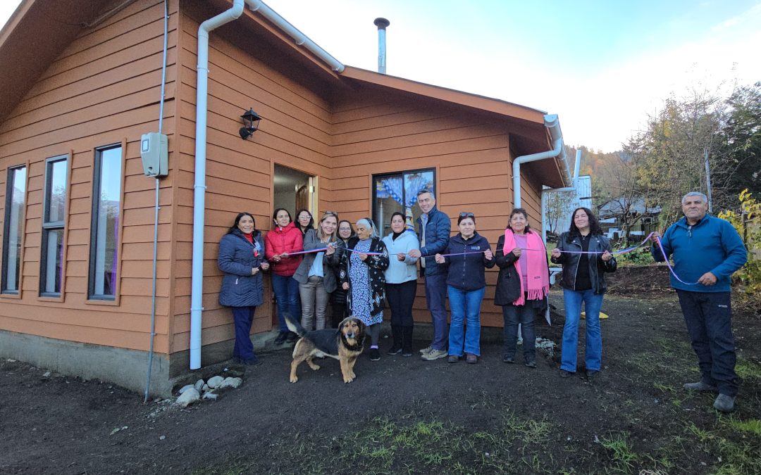 Minvu Los Ríos y Municipalidad de Panguipulli entregaron llaves de sus viviendas a dos adultos mayores de Puerto Fuy