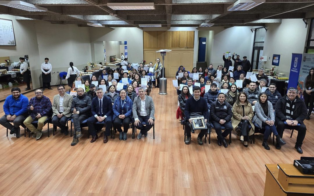 39 vecinos y vecinas se certificaron en Tercera versión de la EscuelaMunicipal de Dirigentas y Dirigentes sociales de Panguipulli