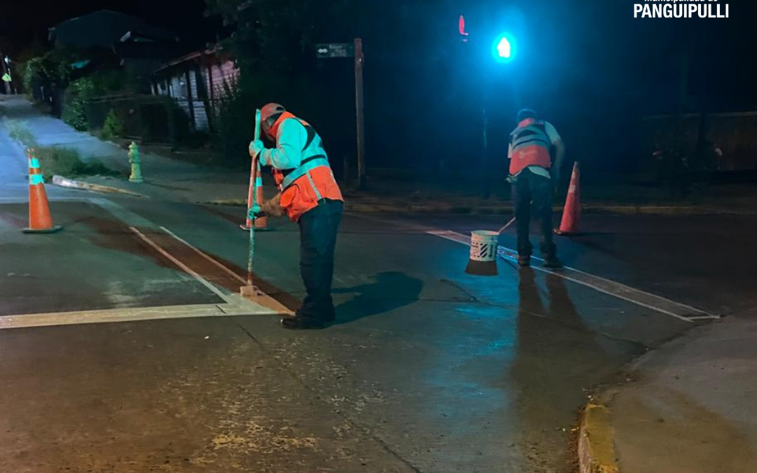 Mejoras que marcan diferencia: se realizan trabajos nocturnos de seguridad vial en Panguipulli