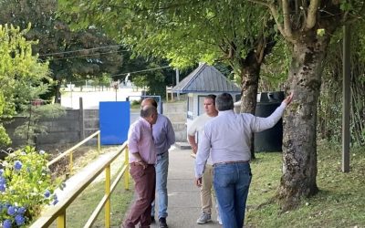 Alcalde Valdivia junto a equipos municipales revisaron en terreno plan de mejoramiento del Estadio Municipal de Panguipulli