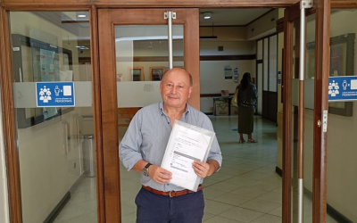 Alcalde Rodrigo Valdivia entrega antecedentes en Santiago por demanda ejecutiva