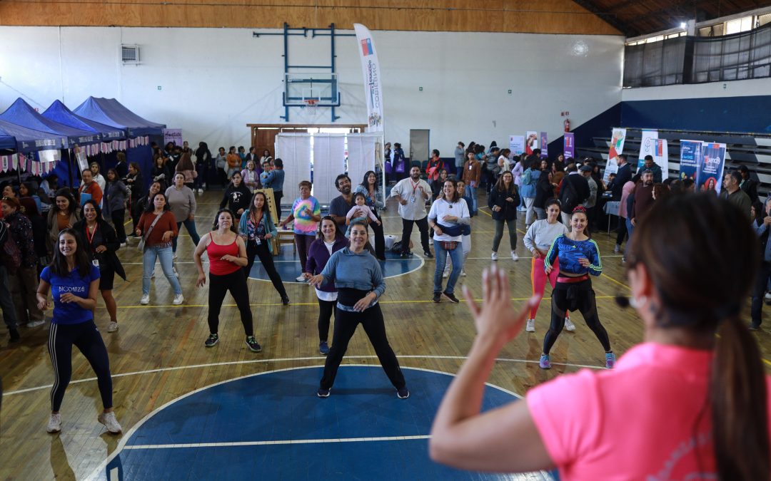 Exitosa feria “Mujer, Salud y Bienestar” en el Gimnasio Municipal de Panguipulli