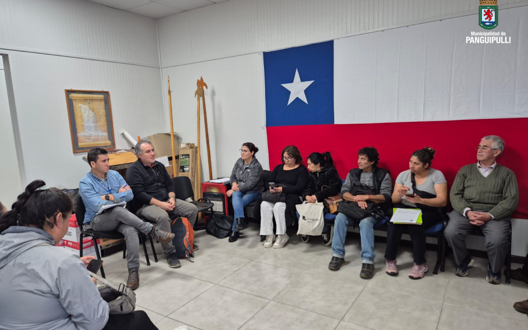 Reunión de trabajo entre SERVIU Los Ríos, Departamento de Vivienda y usuarios de campamentos La Quebrada Y Pueblo Hundido