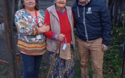 Alcalde Valdivia visitó a adultas mayores en sus domicilios y entregó obsequios a nombre del municipio en el Día de la Madre