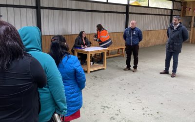 Compromisos que se cumplen: alcalde Valdivia entregó 17 estanques de agua a familias de Llongahue