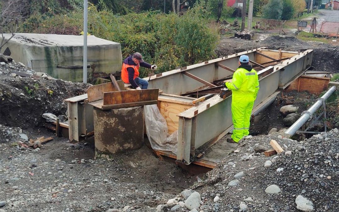 Municipio avanza con obras en Choshuenco: puente y calles en renovación