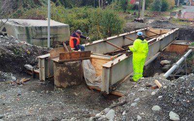 Municipio avanza con obras en Choshuenco: puente y calles en renovación