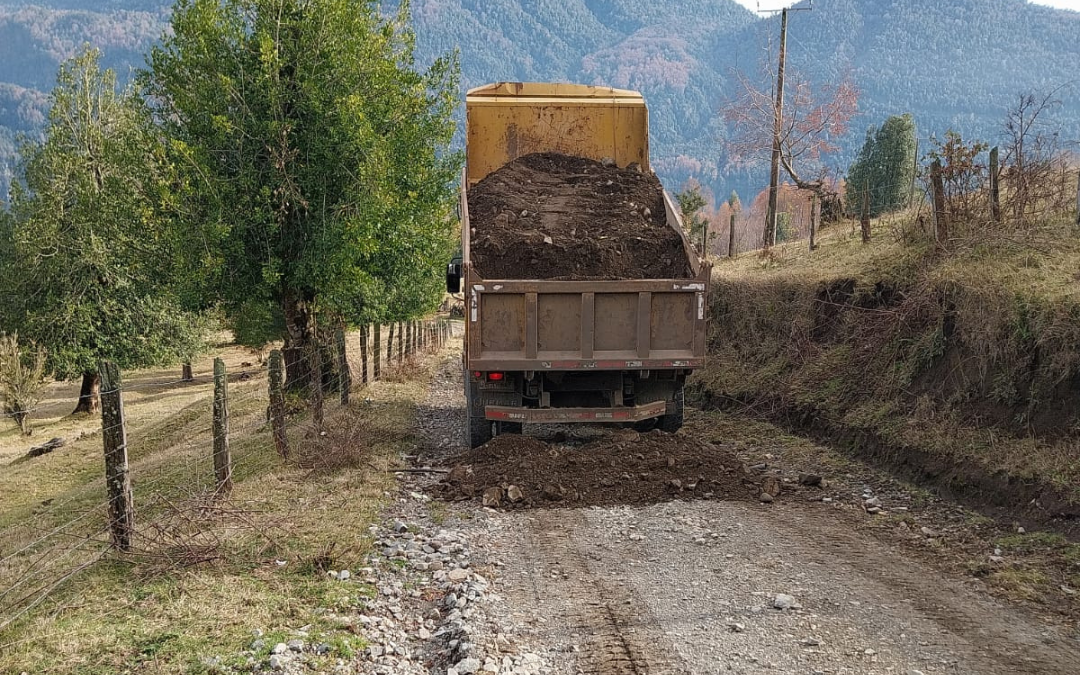 Municipio realiza mejoras de caminos y conectividad de Lago Neltume Alto