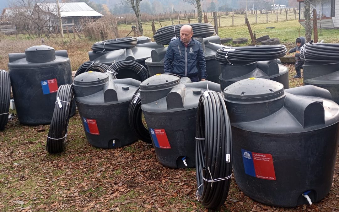 Municipalidad y Programa de Abasto de Agua Potable entregan estanques y planzas a familias de Riohueico