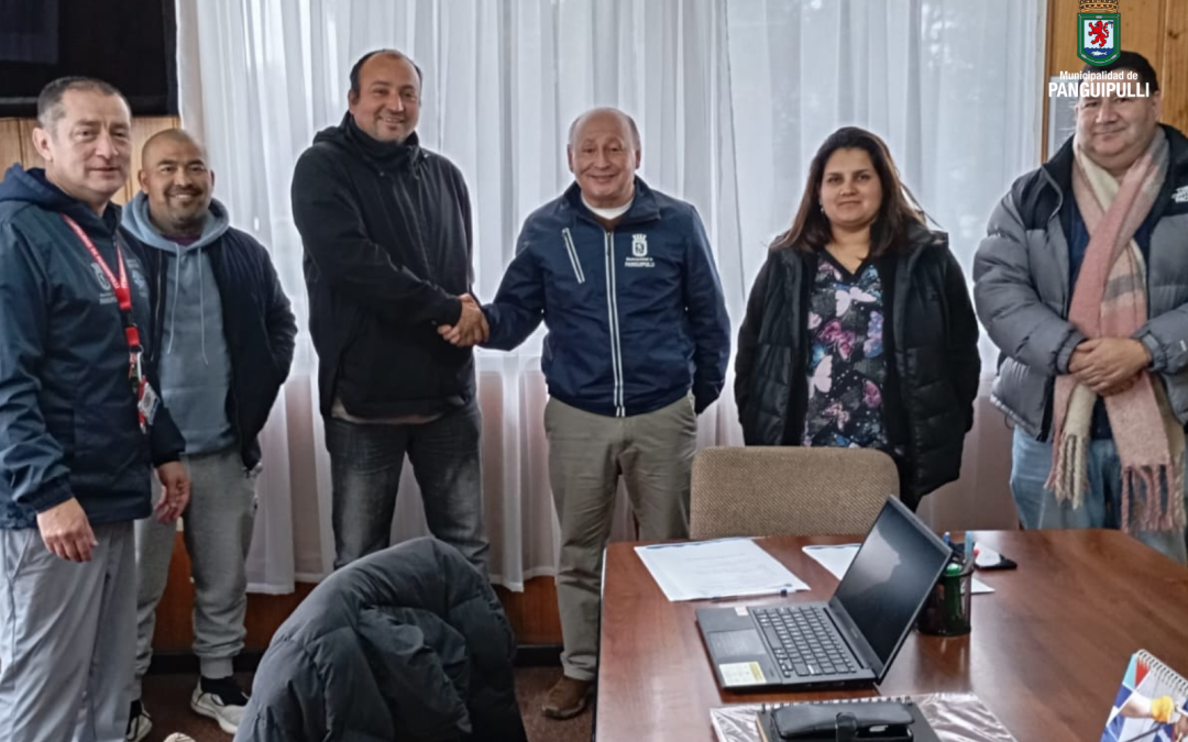 Alcalde Valdivia realizó reunión de trabajo con el Club Naval para planificar proyectos y financiamiento